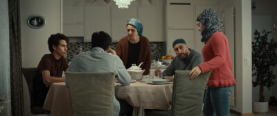 Familie Kara beim Abendessen