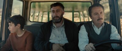 Malik und Abdullah zusammen mit Serkan Ercan als Leichenwagenfahrer